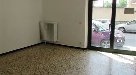 PINEROLO adiacente Via Turati locale vetrinato