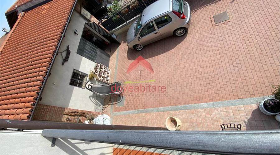 cortile con posti auto