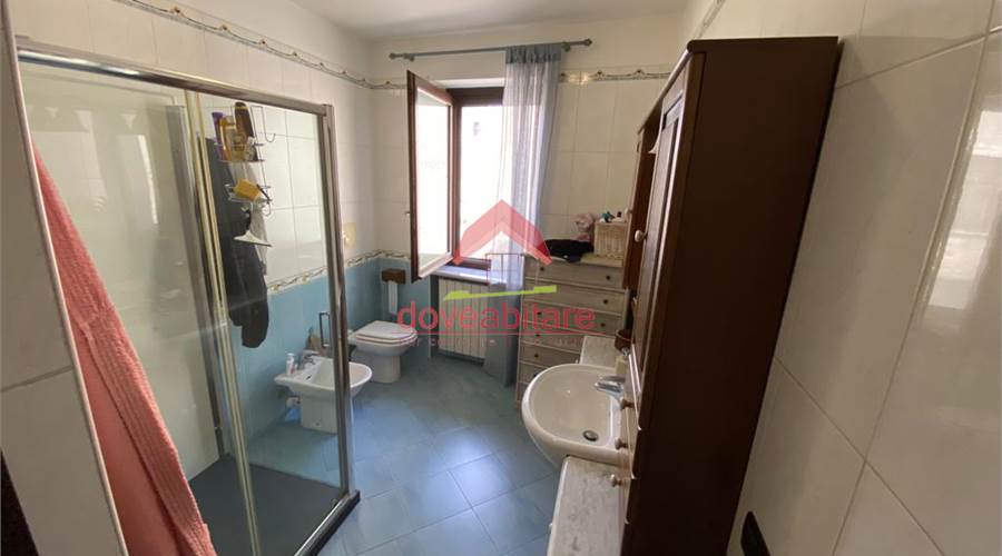 bagno con doccia al primo piano