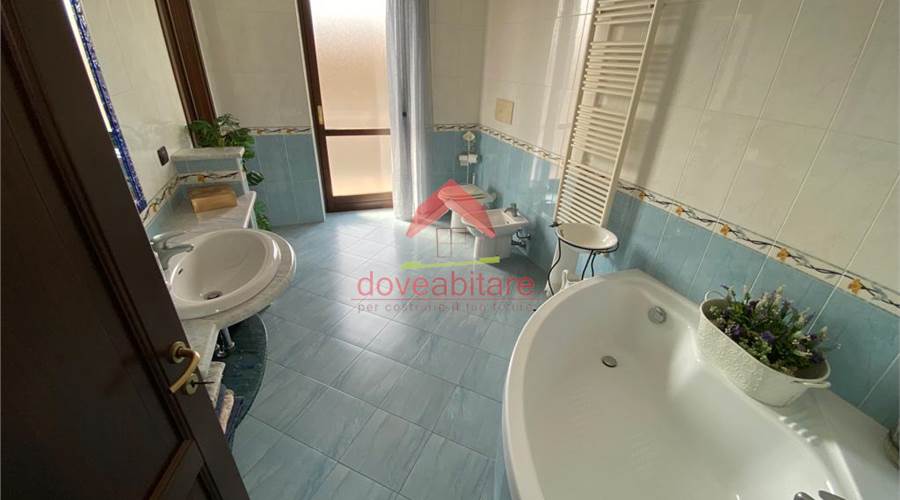 bagno con vasca al primo piano